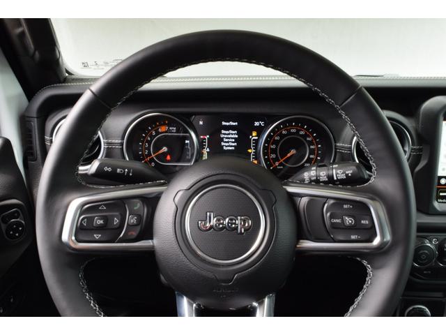 レザーステアリング、クルーズコントロール機能も装備されております。