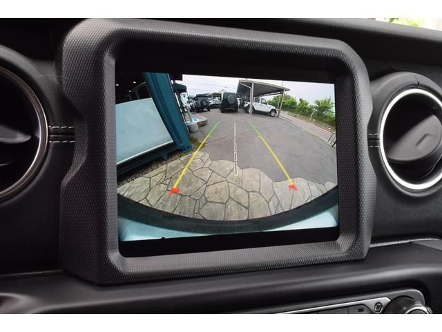 ガイドライン付きのバックモニターも装備されております。