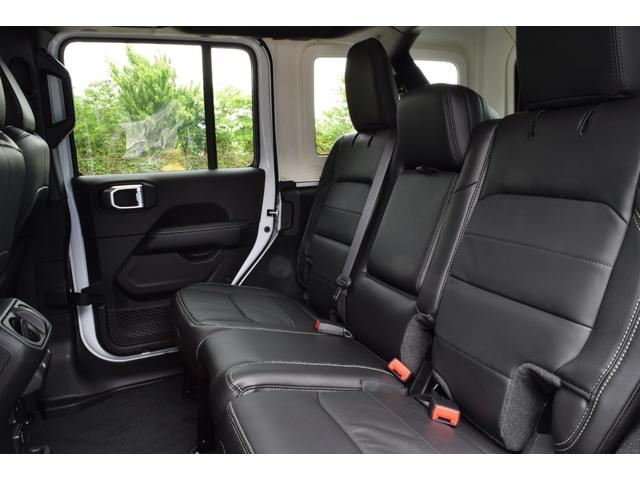 リアシートも使用感が無い１台となります。