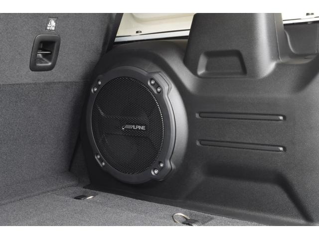 アルパインサブウーファーが備わります。