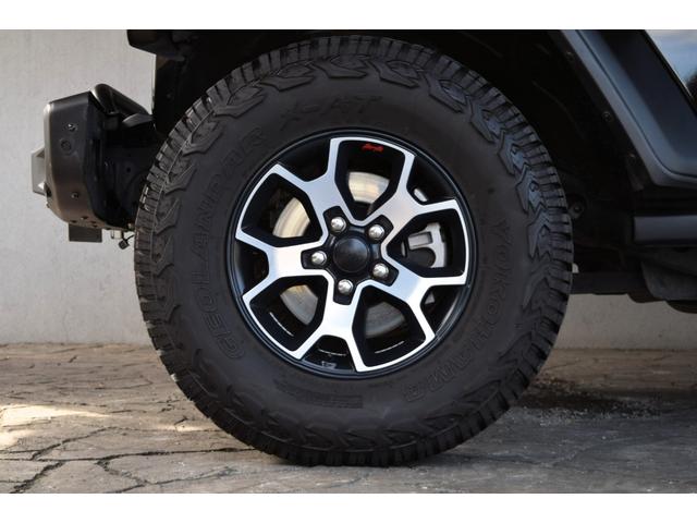 ジープ・ラングラーアンリミテッド ルビコン レザーシート シートヒーター ステアリングヒーター 8.4インチモニター ナビ 地デジ カープレイ スチールバンパー ジオランダーXATタイヤ 295/70R17 ハイフェンダー フロアマット(8枚目)