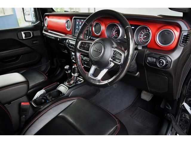 ジープ・ラングラーアンリミテッド ルビコン レザーシート シートヒーター ステアリングヒーター 8.4インチモニター ナビ 地デジ カープレイ スチールバンパー ジオランダーXATタイヤ 295/70R17 ハイフェンダー フロアマット(12枚目)