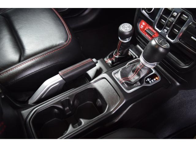 ジープ・ラングラーアンリミテッド ルビコン レザーシート シートヒーター ステアリングヒーター 8.4インチモニター ナビ 地デジ カープレイ スチールバンパー ジオランダーXATタイヤ 295/70R17 ハイフェンダー フロアマット(17枚目)