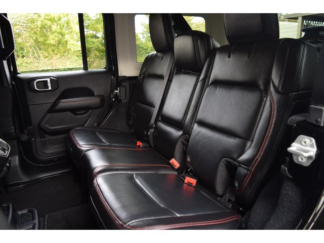 ジープ・ラングラーアンリミテッド ルビコン レザーシート シートヒーター ステアリングヒーター 8.4インチモニター ナビ 地デジ カープレイ スチールバンパー ジオランダーXATタイヤ 295/70R17 ハイフェンダー フロアマット(18枚目)