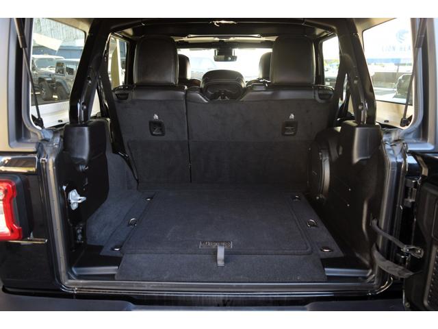 ジープ・ラングラーアンリミテッド ルビコン レザーシート シートヒーター ステアリングヒーター 8.4インチモニター ナビ 地デジ カープレイ スチールバンパー ジオランダーXATタイヤ 295/70R17 ハイフェンダー フロアマット(20枚目)