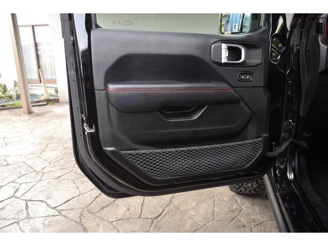 ジープ・ラングラーアンリミテッド ルビコン レザーシート シートヒーター ステアリングヒーター 8.4インチモニター ナビ 地デジ カープレイ スチールバンパー ジオランダーXATタイヤ 295/70R17 ハイフェンダー フロアマット(45枚目)