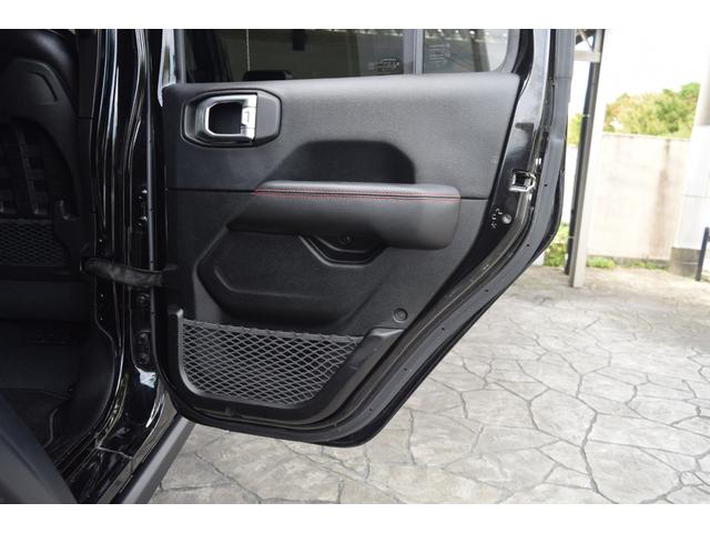 ジープ・ラングラーアンリミテッド ルビコン レザーシート シートヒーター ステアリングヒーター 8.4インチモニター ナビ 地デジ カープレイ スチールバンパー ジオランダーXATタイヤ 295/70R17 ハイフェンダー フロアマット(46枚目)