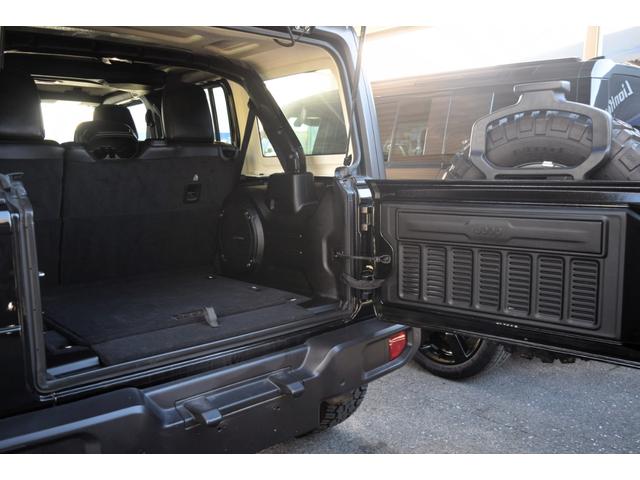 ジープ・ラングラーアンリミテッド ルビコン レザーシート シートヒーター ステアリングヒーター 8.4インチモニター ナビ 地デジ カープレイ スチールバンパー ジオランダーXATタイヤ 295/70R17 ハイフェンダー フロアマット(54枚目)