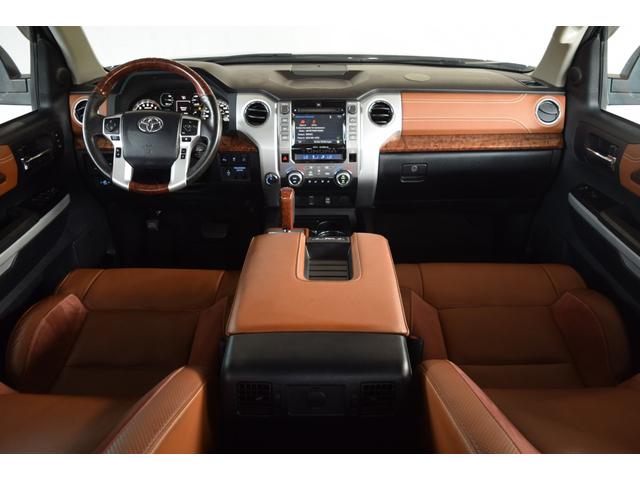 タンドラ クルーマックス 1794エディション 新車並行車 レッドロックレザーインテリア サンルーフ JBLサウンド リフトアップ 三つ折りトノカバー ベッドライナー クロームサイドステップ セーフティセンス(2枚目)