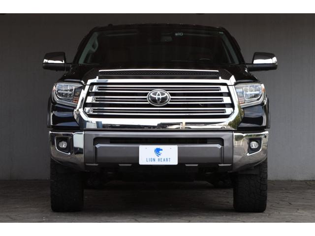 タンドラ クルーマックス 1794エディション 新車並行車 レッドロックレザーインテリア サンルーフ JBLサウンド リフトアップ 三つ折りトノカバー ベッドライナー クロームサイドステップ セーフティセンス(3枚目)