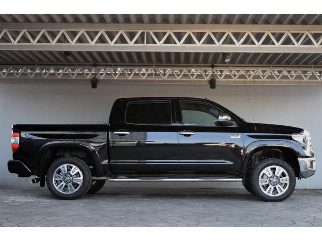 タンドラ クルーマックス 1794エディション 新車並行車 レッドロックレザーインテリア サンルーフ JBLサウンド リフトアップ 三つ折りトノカバー ベッドライナー クロームサイドステップ セーフティセンス(7枚目)