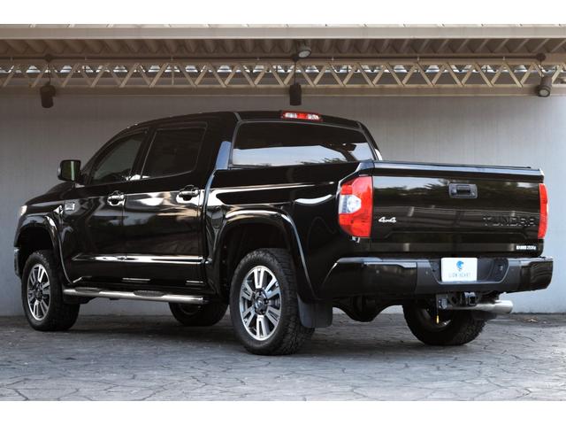 タンドラ クルーマックス 1794エディション 新車並行車 レッドロックレザーインテリア サンルーフ JBLサウンド リフトアップ 三つ折りトノカバー ベッドライナー クロームサイドステップ セーフティセンス(10枚目)