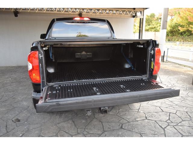 タンドラ クルーマックス 1794エディション 新車並行車 レッドロックレザーインテリア サンルーフ JBLサウンド リフトアップ 三つ折りトノカバー ベッドライナー クロームサイドステップ セーフティセンス(11枚目)