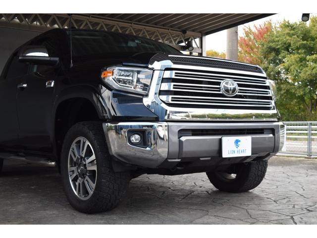 タンドラ クルーマックス 1794エディション 新車並行車 レッドロックレザーインテリア サンルーフ JBLサウンド リフトアップ 三つ折りトノカバー ベッドライナー クロームサイドステップ セーフティセンス(12枚目)