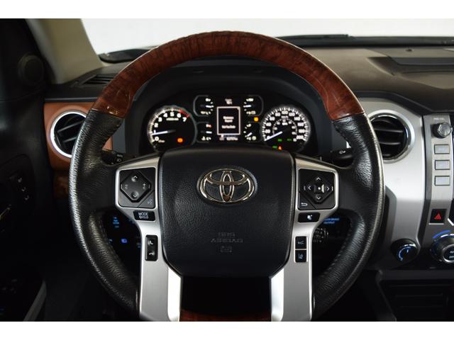 タンドラ クルーマックス 1794エディション 新車並行車 レッドロックレザーインテリア サンルーフ JBLサウンド リフトアップ 三つ折りトノカバー ベッドライナー クロームサイドステップ セーフティセンス(14枚目)