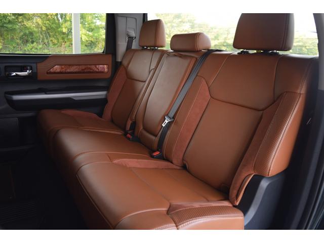 タンドラ クルーマックス 1794エディション 新車並行車 レッドロックレザーインテリア サンルーフ JBLサウンド リフトアップ 三つ折りトノカバー ベッドライナー クロームサイドステップ セーフティセンス(21枚目)