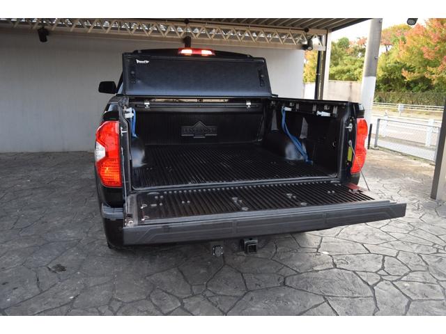 タンドラ クルーマックス 1794エディション 新車並行車 レッドロックレザーインテリア サンルーフ JBLサウンド リフトアップ 三つ折りトノカバー ベッドライナー クロームサイドステップ セーフティセンス(22枚目)