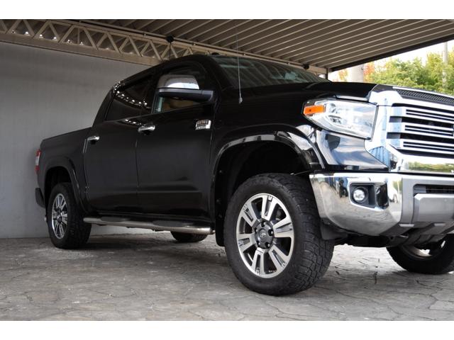 タンドラ クルーマックス 1794エディション 新車並行車 レッドロックレザーインテリア サンルーフ JBLサウンド リフトアップ 三つ折りトノカバー ベッドライナー クロームサイドステップ セーフティセンス(23枚目)