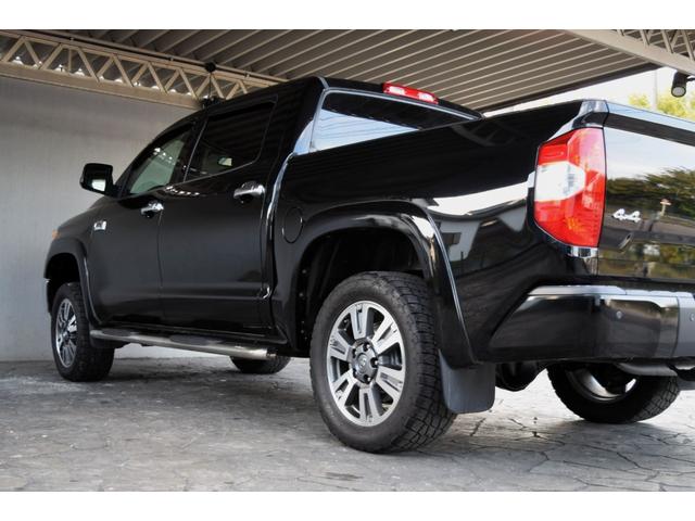 タンドラ クルーマックス 1794エディション 新車並行車 レッドロックレザーインテリア サンルーフ JBLサウンド リフトアップ 三つ折りトノカバー ベッドライナー クロームサイドステップ セーフティセンス(24枚目)