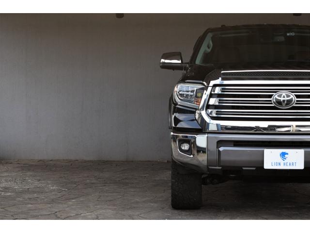 タンドラ クルーマックス 1794エディション 新車並行車 レッドロックレザーインテリア サンルーフ JBLサウンド リフトアップ 三つ折りトノカバー ベッドライナー クロームサイドステップ セーフティセンス(26枚目)