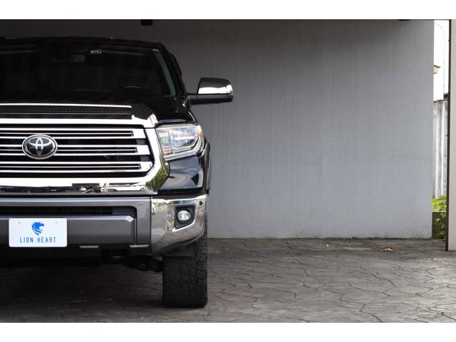 タンドラ クルーマックス 1794エディション 新車並行車 レッドロックレザーインテリア サンルーフ JBLサウンド リフトアップ 三つ折りトノカバー ベッドライナー クロームサイドステップ セーフティセンス(27枚目)