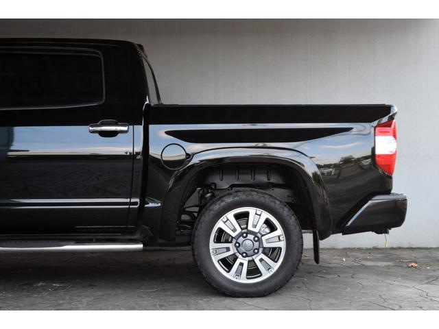 タンドラ クルーマックス 1794エディション 新車並行車 レッドロックレザーインテリア サンルーフ JBLサウンド リフトアップ 三つ折りトノカバー ベッドライナー クロームサイドステップ セーフティセンス(29枚目)