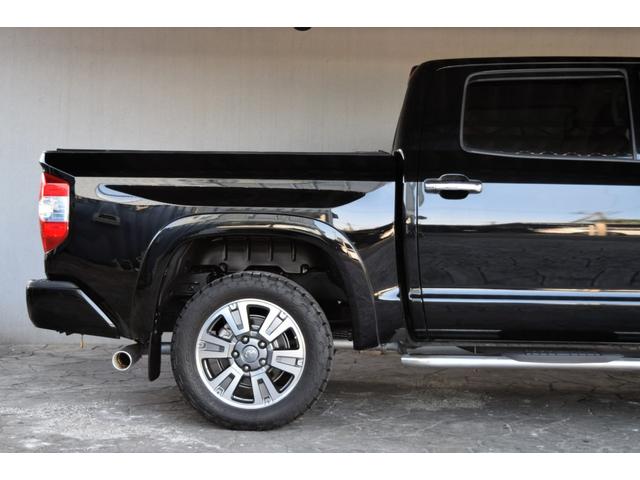 タンドラ クルーマックス 1794エディション 新車並行車 レッドロックレザーインテリア サンルーフ JBLサウンド リフトアップ 三つ折りトノカバー ベッドライナー クロームサイドステップ セーフティセンス(30枚目)