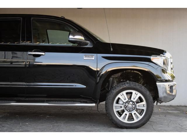 タンドラ クルーマックス 1794エディション 新車並行車 レッドロックレザーインテリア サンルーフ JBLサウンド リフトアップ 三つ折りトノカバー ベッドライナー クロームサイドステップ セーフティセンス(31枚目)