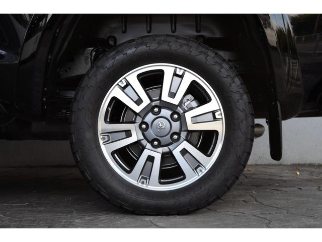 タンドラ クルーマックス 1794エディション 新車並行車 レッドロックレザーインテリア サンルーフ JBLサウンド リフトアップ 三つ折りトノカバー ベッドライナー クロームサイドステップ セーフティセンス(32枚目)