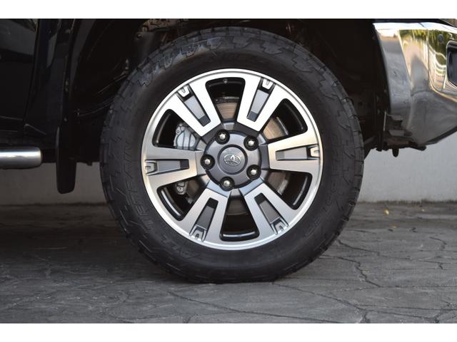 タンドラ クルーマックス 1794エディション 新車並行車 レッドロックレザーインテリア サンルーフ JBLサウンド リフトアップ 三つ折りトノカバー ベッドライナー クロームサイドステップ セーフティセンス(33枚目)