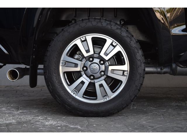 タンドラ クルーマックス 1794エディション 新車並行車 レッドロックレザーインテリア サンルーフ JBLサウンド リフトアップ 三つ折りトノカバー ベッドライナー クロームサイドステップ セーフティセンス(34枚目)