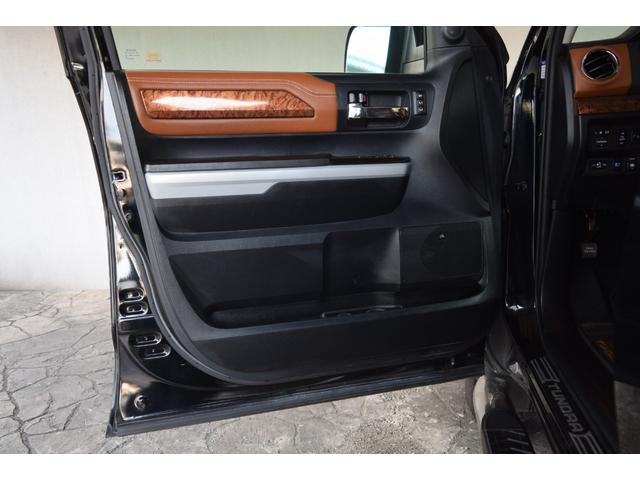 タンドラ クルーマックス 1794エディション 新車並行車 レッドロックレザーインテリア サンルーフ JBLサウンド リフトアップ 三つ折りトノカバー ベッドライナー クロームサイドステップ セーフティセンス(36枚目)