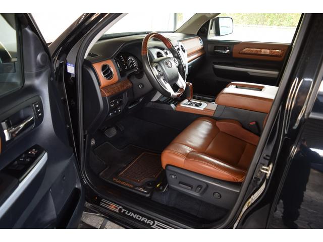 タンドラ クルーマックス 1794エディション 新車並行車 レッドロックレザーインテリア サンルーフ JBLサウンド リフトアップ 三つ折りトノカバー ベッドライナー クロームサイドステップ セーフティセンス(37枚目)