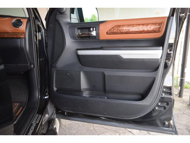 タンドラ クルーマックス 1794エディション 新車並行車 レッドロックレザーインテリア サンルーフ JBLサウンド リフトアップ 三つ折りトノカバー ベッドライナー クロームサイドステップ セーフティセンス(39枚目)