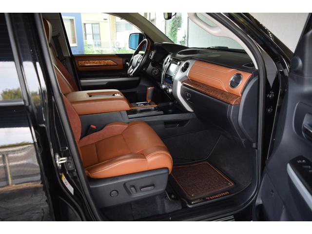 タンドラ クルーマックス 1794エディション 新車並行車 レッドロックレザーインテリア サンルーフ JBLサウンド リフトアップ 三つ折りトノカバー ベッドライナー クロームサイドステップ セーフティセンス(40枚目)