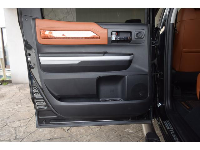 タンドラ クルーマックス 1794エディション 新車並行車 レッドロックレザーインテリア サンルーフ JBLサウンド リフトアップ 三つ折りトノカバー ベッドライナー クロームサイドステップ セーフティセンス(42枚目)