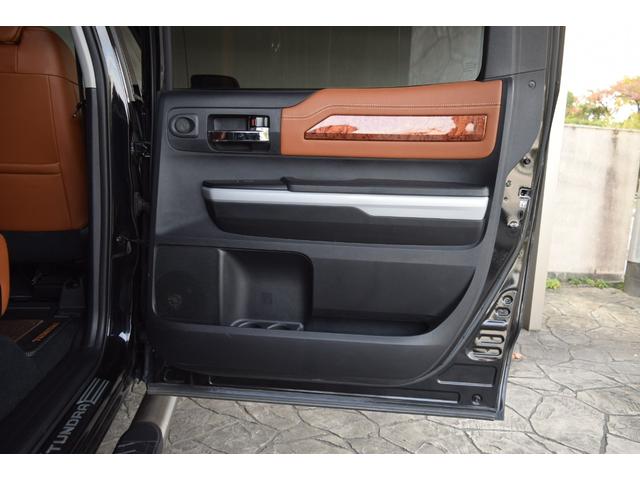 タンドラ クルーマックス 1794エディション 新車並行車 レッドロックレザーインテリア サンルーフ JBLサウンド リフトアップ 三つ折りトノカバー ベッドライナー クロームサイドステップ セーフティセンス(44枚目)