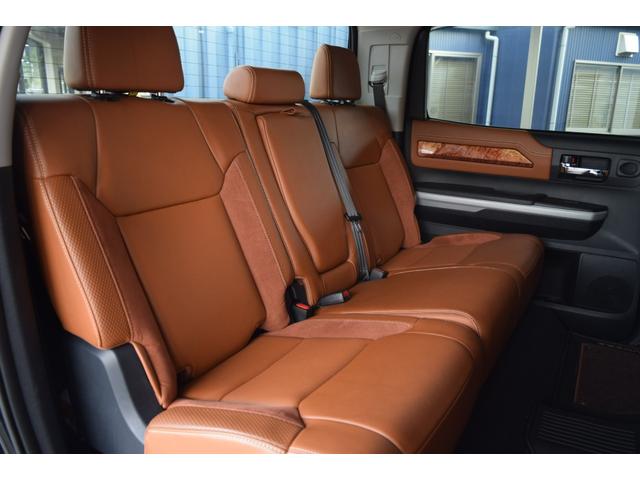 タンドラ クルーマックス 1794エディション 新車並行車 レッドロックレザーインテリア サンルーフ JBLサウンド リフトアップ 三つ折りトノカバー ベッドライナー クロームサイドステップ セーフティセンス(45枚目)