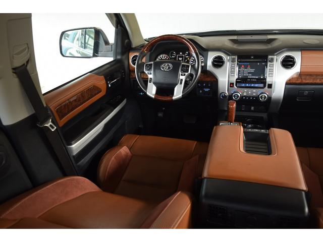 タンドラ クルーマックス 1794エディション 新車並行車 レッドロックレザーインテリア サンルーフ JBLサウンド リフトアップ 三つ折りトノカバー ベッドライナー クロームサイドステップ セーフティセンス(46枚目)