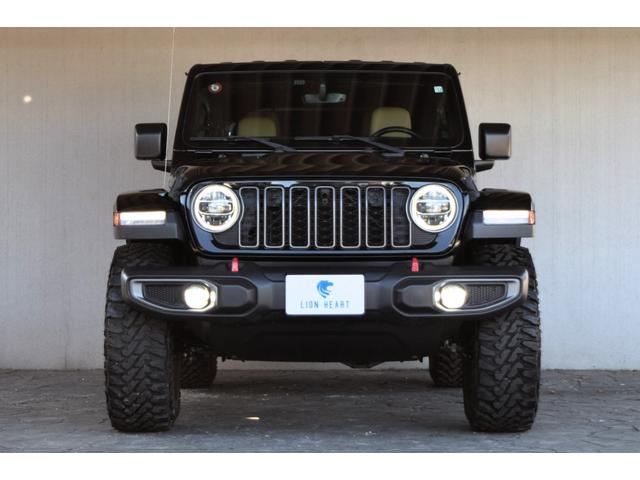 ＵＳモデルとなりますので純正にてイカリングＬＥＤヘッドライトが装備されておりますスチールバンパーなどのカスタムも可能となります。お気軽にお問い合わせください。