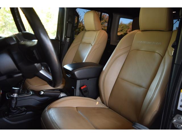 お洒落な純正ベージュレザーシートとなります。ルビコンのロゴもおしゃれな１台となります。