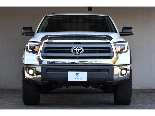 タンドラ クルーマックス SR5 4WD 新車並行車 2インチリフトアップ 20インチAW LEERハードトノカバー ベッドライナー オーバーフェンダー LEDヘッドライト 令和4年72000kmから毎年の記録簿あり(3枚目)