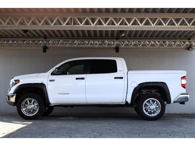 タンドラ クルーマックス SR5 4WD 新車並行車 2インチリフトアップ 20インチAW LEERハードトノカバー ベッドライナー オーバーフェンダー LEDヘッドライト 令和4年72000kmから毎年の記録簿あり(6枚目)