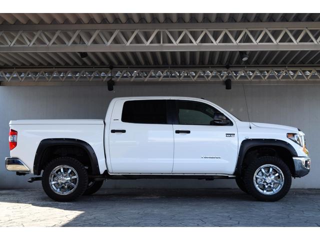 タンドラ クルーマックス SR5 4WD 新車並行車 2インチリフトアップ 20インチAW LEERハードトノカバー ベッドライナー オーバーフェンダー LEDヘッドライト 令和4年72000kmから毎年の記録簿あり(7枚目)