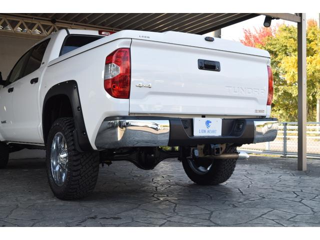 タンドラ クルーマックス SR5 4WD 新車並行車 2インチリフトアップ 20インチAW LEERハードトノカバー ベッドライナー オーバーフェンダー LEDヘッドライト 令和4年72000kmから毎年の記録簿あり(22枚目)