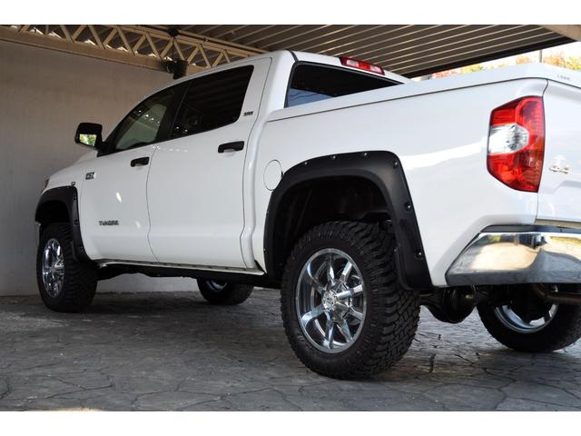 タンドラ クルーマックス SR5 4WD 新車並行車 2インチリフトアップ 20インチAW LEERハードトノカバー ベッドライナー オーバーフェンダー LEDヘッドライト 令和4年72000kmから毎年の記録簿あり(23枚目)