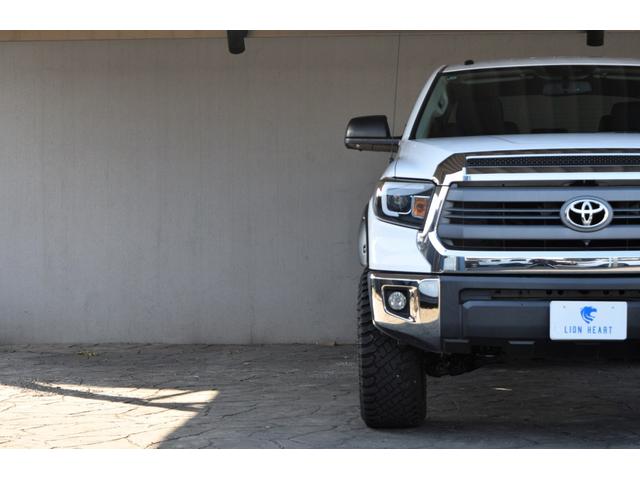 タンドラ クルーマックス SR5 4WD 新車並行車 2インチリフトアップ 20インチAW LEERハードトノカバー ベッドライナー オーバーフェンダー LEDヘッドライト 令和4年72000kmから毎年の記録簿あり(24枚目)