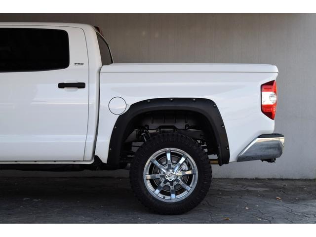 タンドラ クルーマックス SR5 4WD 新車並行車 2インチリフトアップ 20インチAW LEERハードトノカバー ベッドライナー オーバーフェンダー LEDヘッドライト 令和4年72000kmから毎年の記録簿あり(28枚目)