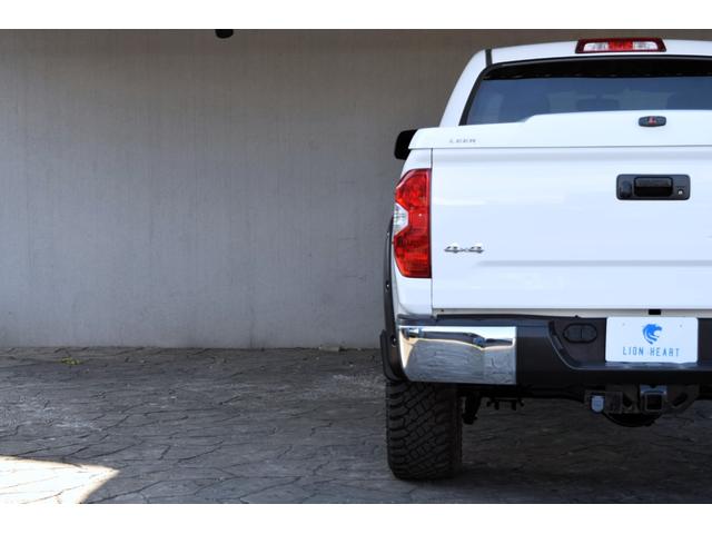 タンドラ クルーマックス SR5 4WD 新車並行車 2インチリフトアップ 20インチAW LEERハードトノカバー ベッドライナー オーバーフェンダー LEDヘッドライト 令和4年72000kmから毎年の記録簿あり(34枚目)