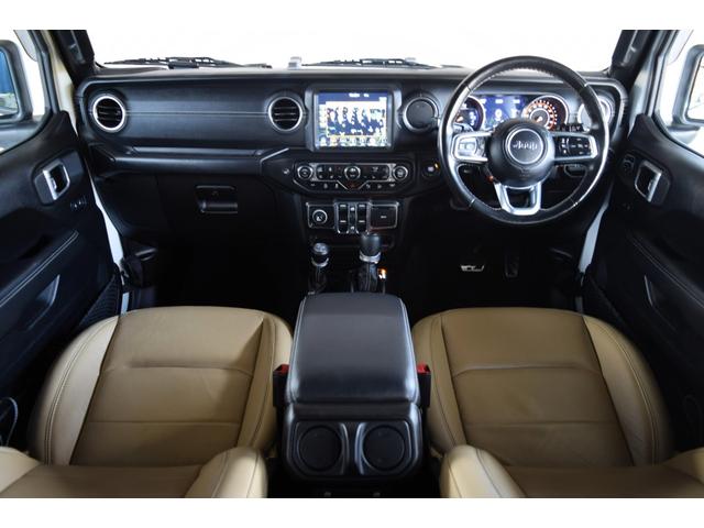 ジープ・ラングラーアンリミテッド サハラ ローンチエディション ベージュレザーシート ヘッドライナー 8.4インチタッチパネルモニター TV カープレイ リアカメラ スチールバンパー グリルガード USリアバンパー 17インチAW ATタイヤ(2枚目)